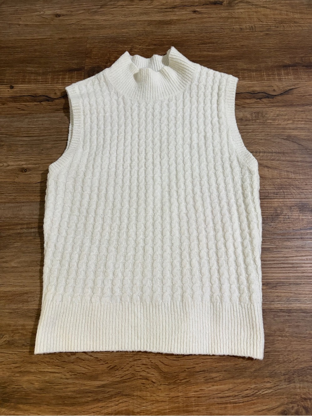 Women’s Abercrombie and Fitch Cream Sleveless Mock Neck Sweater- xs
